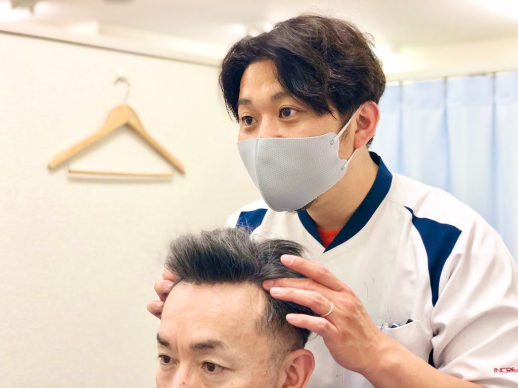 即日カツラを試着している写真
