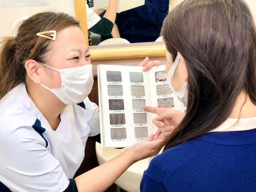 オーダーメイドかつらのネット見本を説明している写真