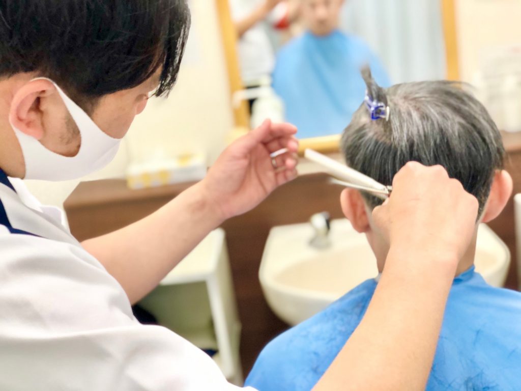 即納かつらをカット調整する写真