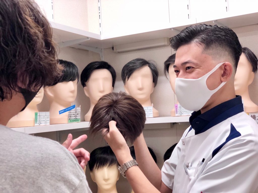 来店してサンプル製品を見ている写真